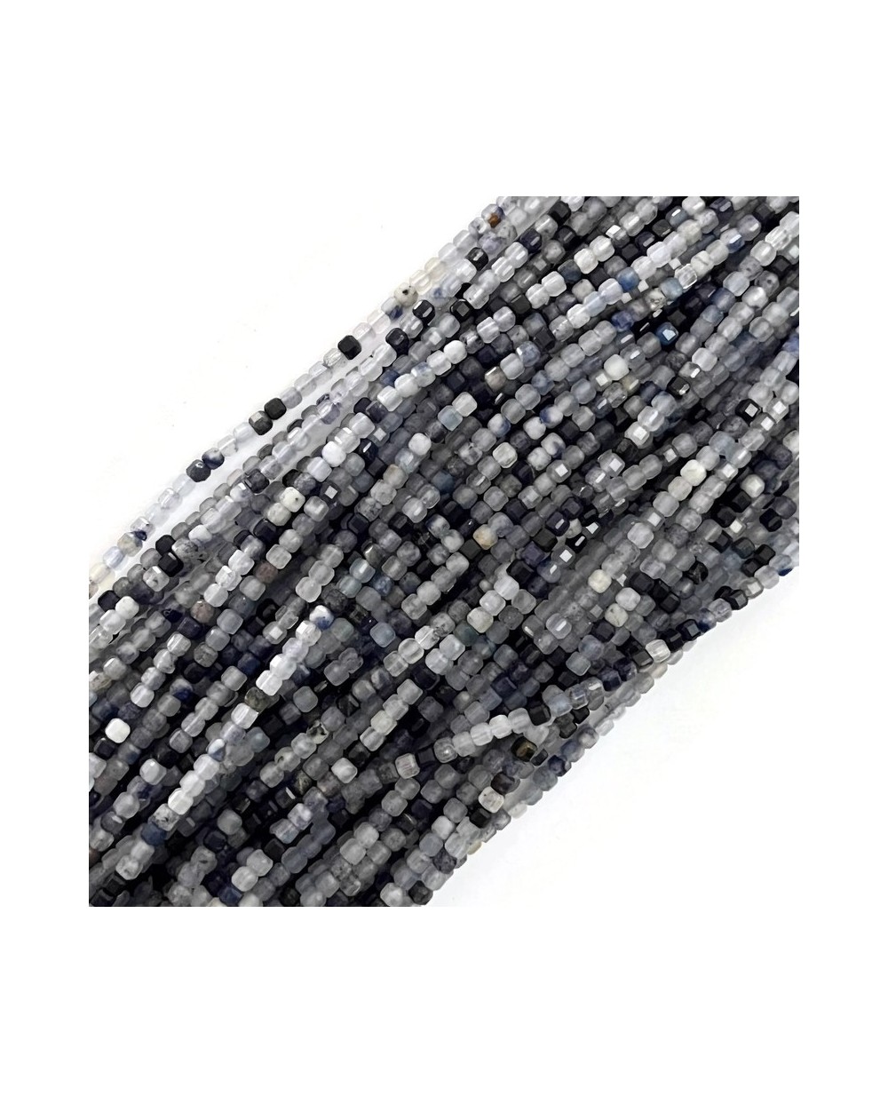 Awenturyn kostka fasetowana ok 2~2.5x2~2.5x2~2.5mm sznurek