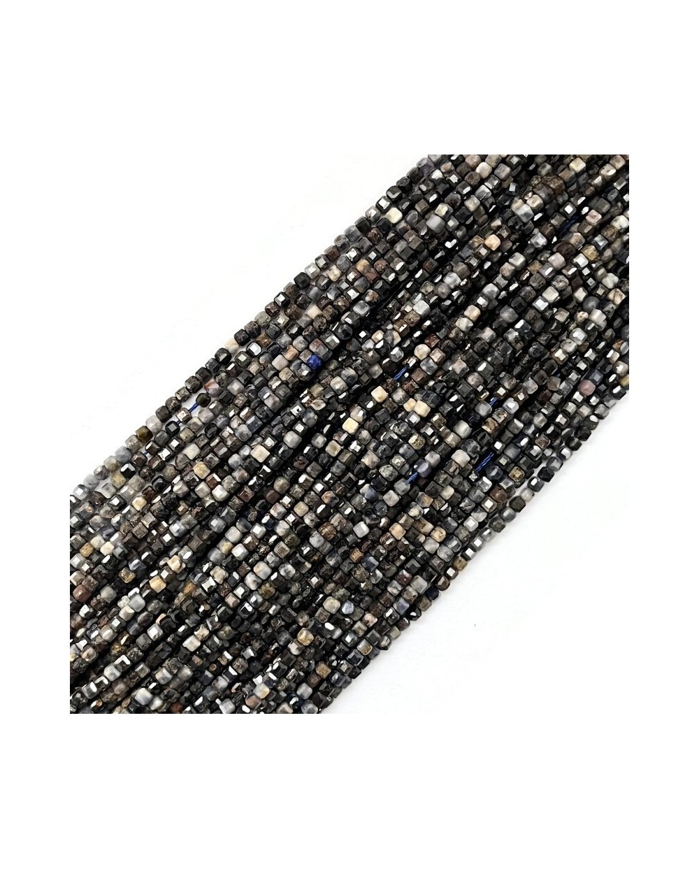 Szafir kostka fasetowana ok 2x2x2mm sznurek