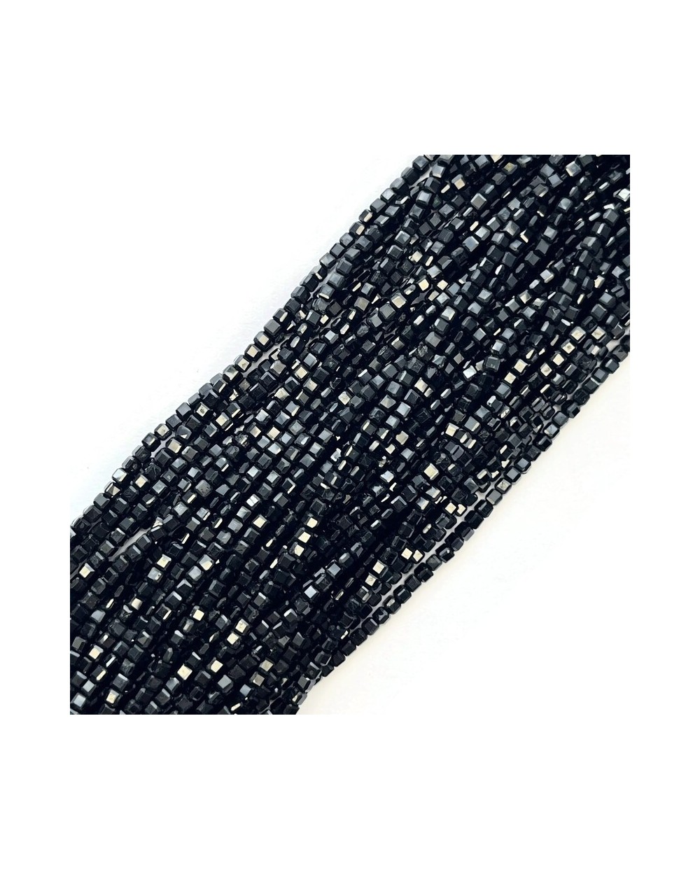 Turmalin czarny kostka fasetowana ok 2x2mm sznurek 40cm