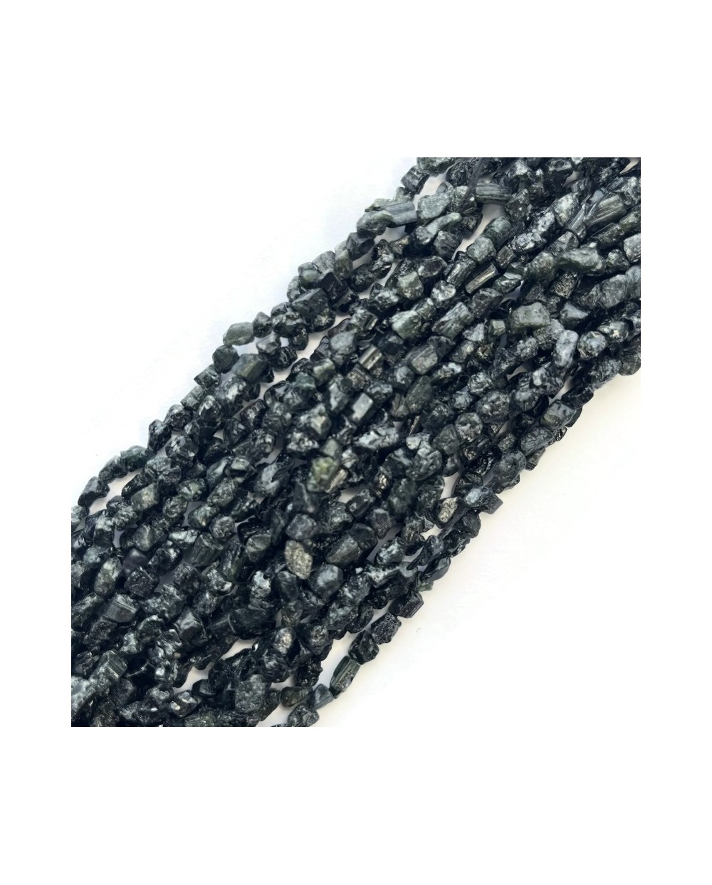 Turmalin czarny sieczka surowa ok 4~10x4~6x4~7mm sznurek 40cm