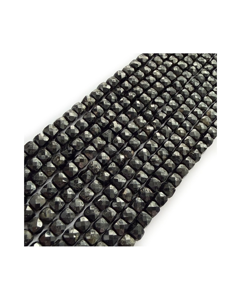 Kamień naturalny Turmalin czarny kostka fasetowana ok 4~5x4~5x4~5mm sznurek