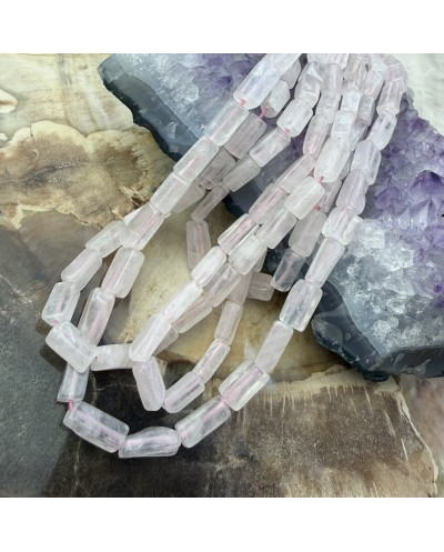 Kamień naturalny kwarc różowy słupki nieregularne ok 7x4mm sznurek