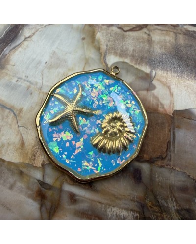 Zawieszka morska z muszlą ciętą zatopioną w żywicy 28x26x3mm stal nierdzewna złota