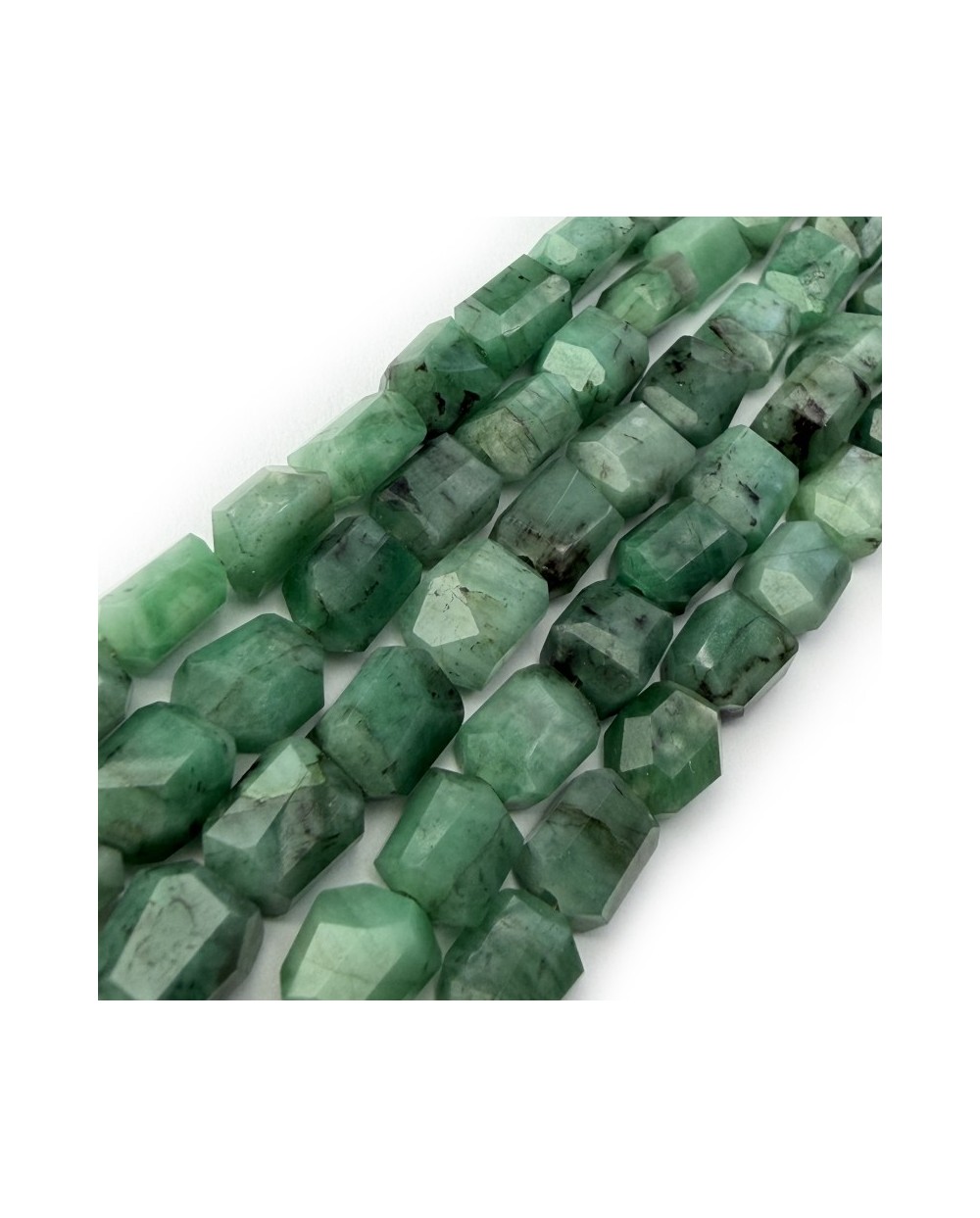 Kamień naturalny szmaragd bryłka szlifowana ok 9x6mm sznurek