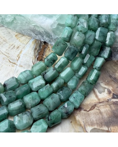 Kamień naturalny szmaragd bryłka szlifowana ok 9x6mm sznurek