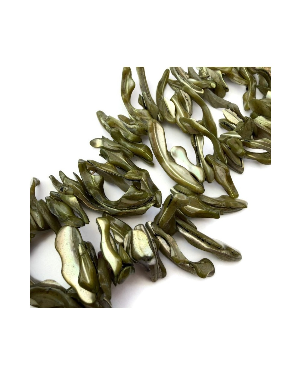 Naturalna muszla sieczka podłużna 2~11x22~25x5~8mm sznurek