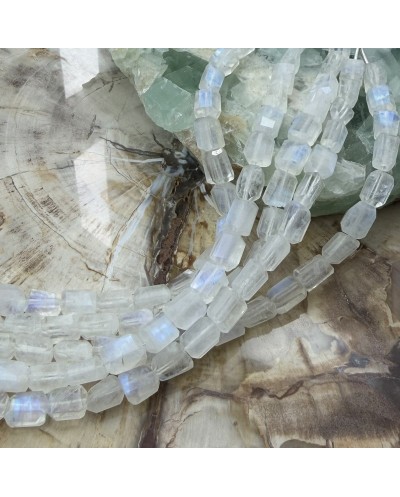Kamień naturalny Kamień księżycowy bryłka szlifowana ok 9x6mm sznurek