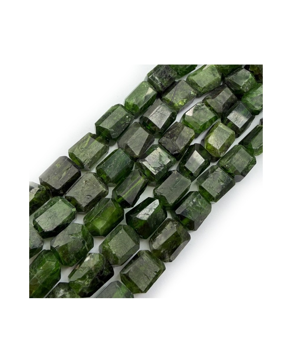 Kamień naturalny Zielony Turmalin bryłka szlifowana ok 9x6mm sznurek
