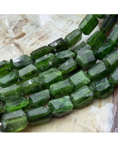 Kamień naturalny Zielony Turmalin bryłka szlifowana ok 9x6mm sznurek