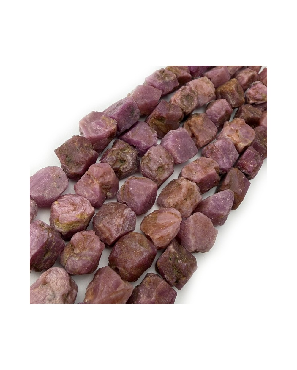 Kamień naturalny Rubin bryłka surowa ok 10-11mm sznurek
