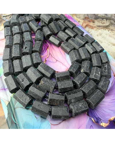 Kamień naturalny Turmalin czarny walec surowy  ok 10~16x9x9.5~11mm, sznurek