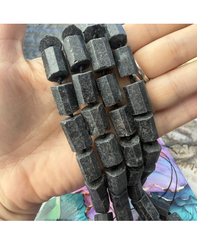 Kamień naturalny Turmalin czarny walec surowy  ok 10~16x9x9.5~11mm, sznurek