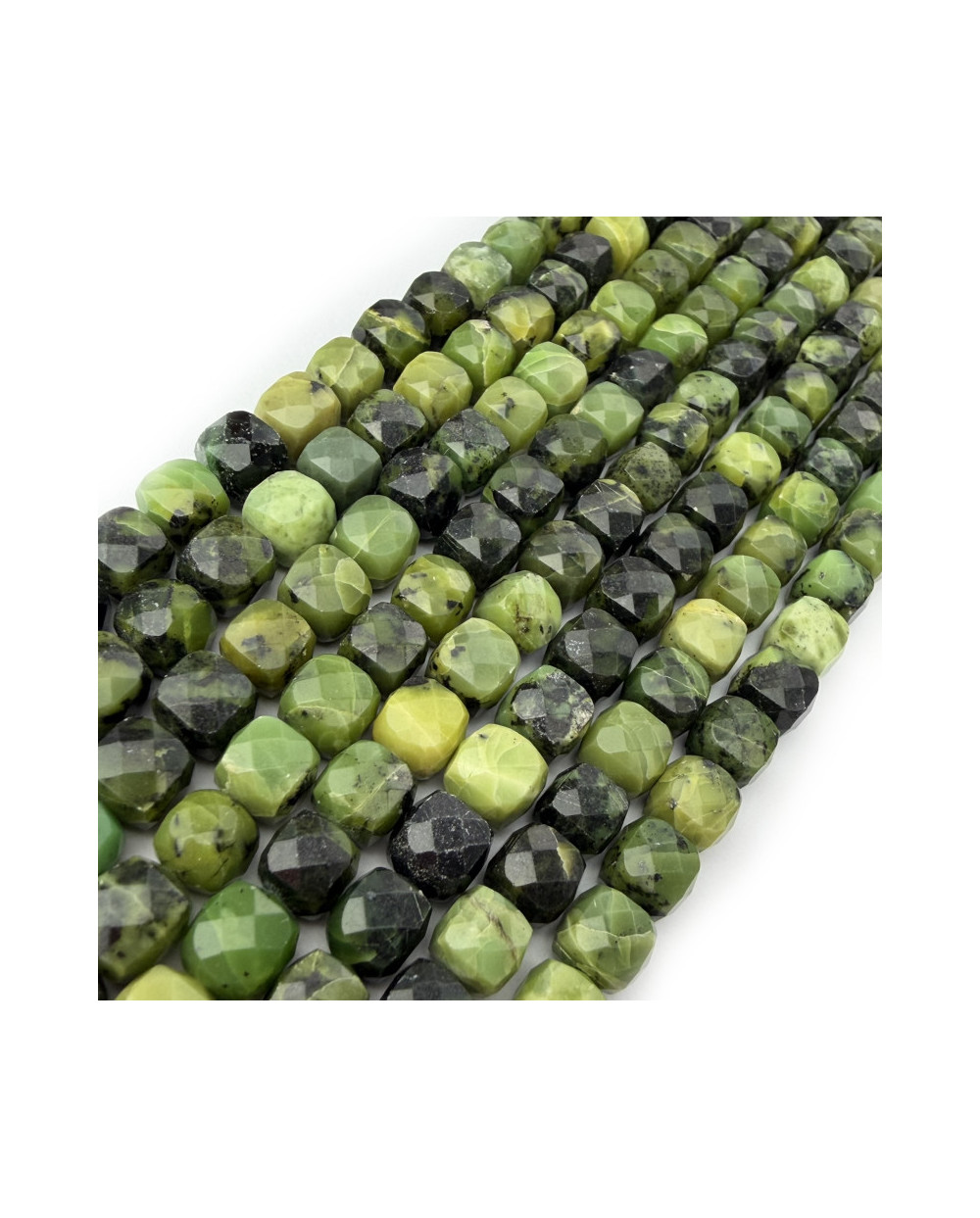 Kamień naturalny Jadeit Kanadyjski kostka fasetowana ok 7-8mm sznurek mix