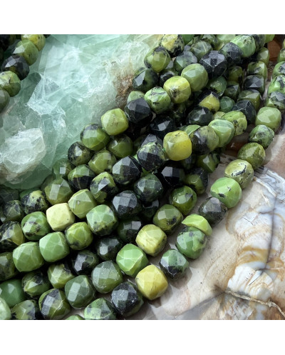 Kamień naturalny Jadeit Kanadyjski kostka fasetowana ok 7-8mm sznurek mix