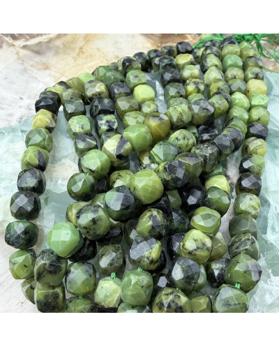 Kamień naturalny Jadeit Kanadyjski kostka fasetowana ok 7-8mm sznurek mix