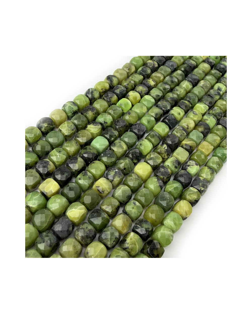 Kamień naturalny Jadeit Kanadyjski kostka fasetowana ok 5-6mm sznurek mix