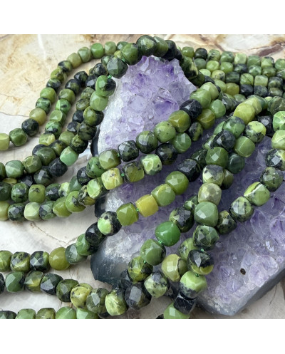 Kamień naturalny Jadeit Kanadyjski kostka fasetowana ok 5-6mm sznurek mix