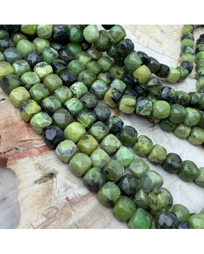 Kamień naturalny Jadeit Kanadyjski kostka fasetowana ok 5-6mm sznurek mix