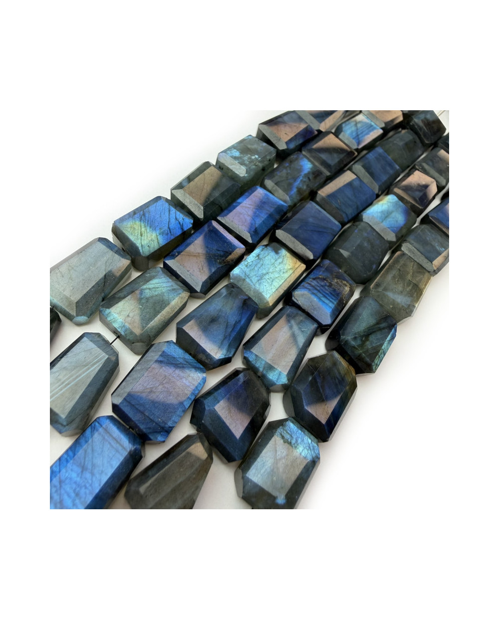 Kamień naturalny labradoryt bryłka szlifowana ok 17x20mm sznurek