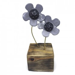 Kwiaty ceramiczne na drewnianym klocku szare