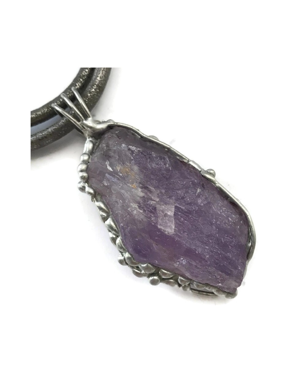 Wisior z amentrynu oprawiony w cynę, kolor fioletowy 9x4cm